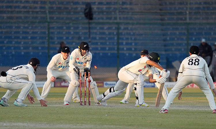 Disaster for Pakistan chasing New Zealand's 319-run target in second Test