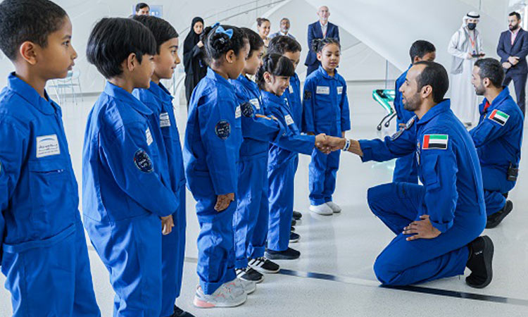 Hazza Al Mansoori, Sultan Al Neyadi enlighten children on the mysteries of outer space