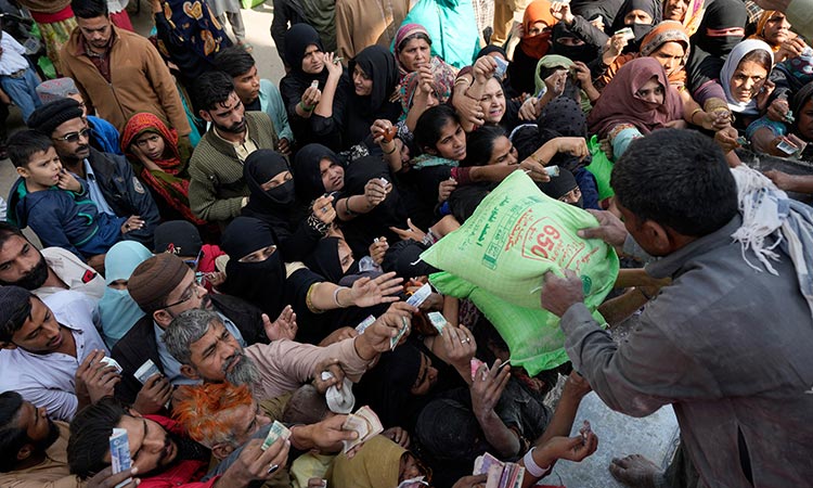 Stampedes across Pakistan as flour shortage intensifies