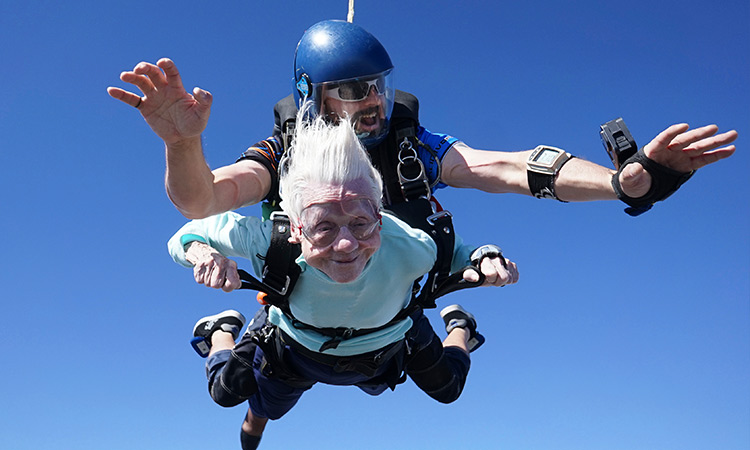 104-year-old Chicago woman dies days after making a skydive