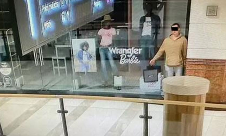 Poland arrests thief posing as store mannequin