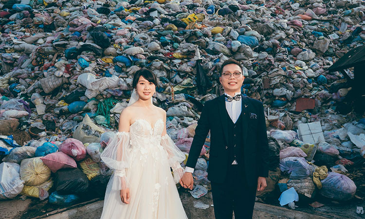 Green campaigner: Taiwan couple embraces garbage wedding shoot