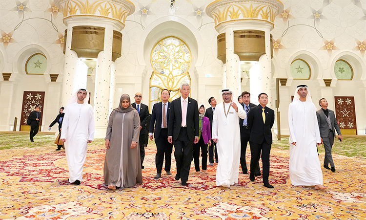 Singapore Prime Minister visits Sheikh Zayed Grand Mosque