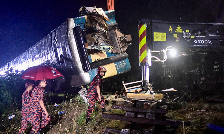  Bangladesh trains collide leaving 17 dead, scores injured