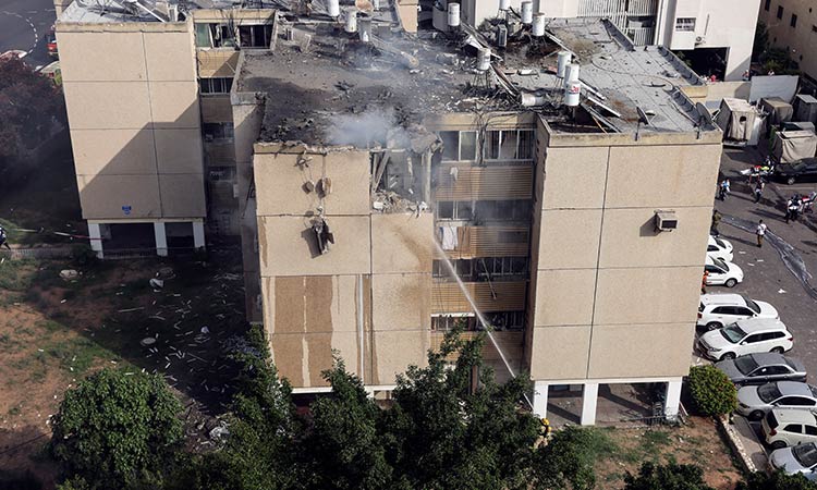 Three wounded in rocket strike on Tel Aviv apartment