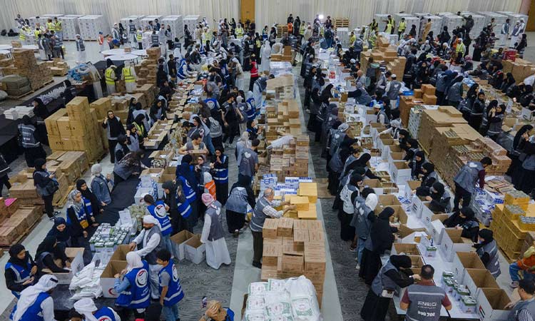 VIDEO: Thousands of residents and citizens prepare relief aid for Palestinians in Sharjah