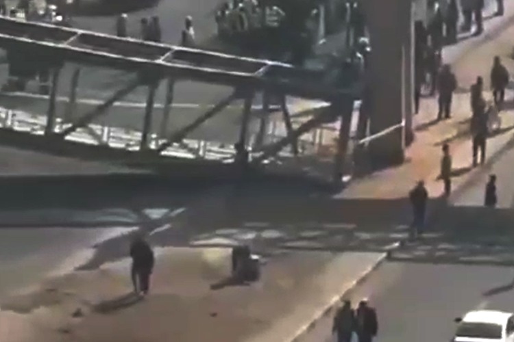 VIDEO: Pedestrian bridge collapses after truck crashes into pillar in Egypt 