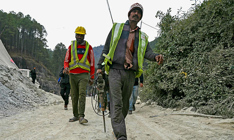 'Rat miners' burrow to rescue 41 men stuck in Indian tunnel