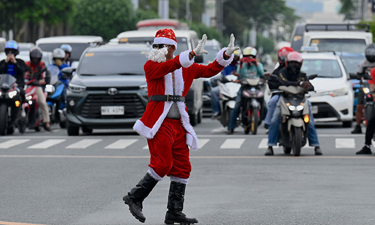 VIDEO: 'Dancing Santa' traffic enforcer brings cheer to Manila intersection