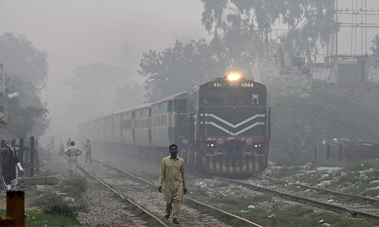 Pollution forces city-wide closures of businesses, schools in eastern Pakistan