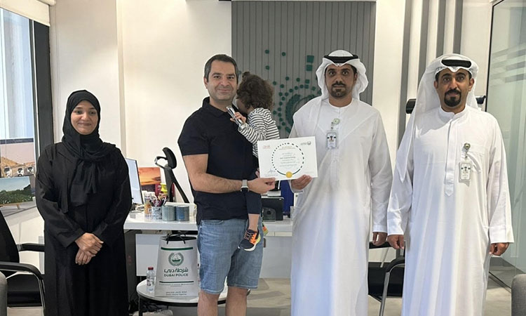 Dubai Police honour an Arab resident for his honesty