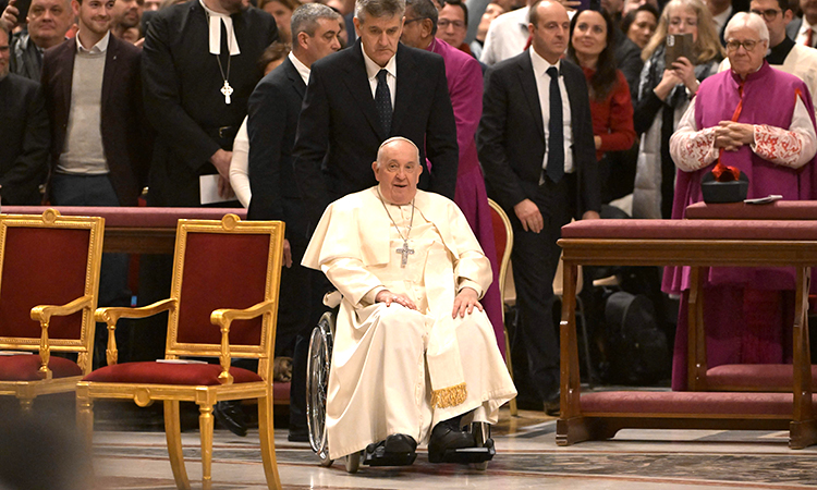 Pope Francis kicks off Christmas celebrations in shadow of war