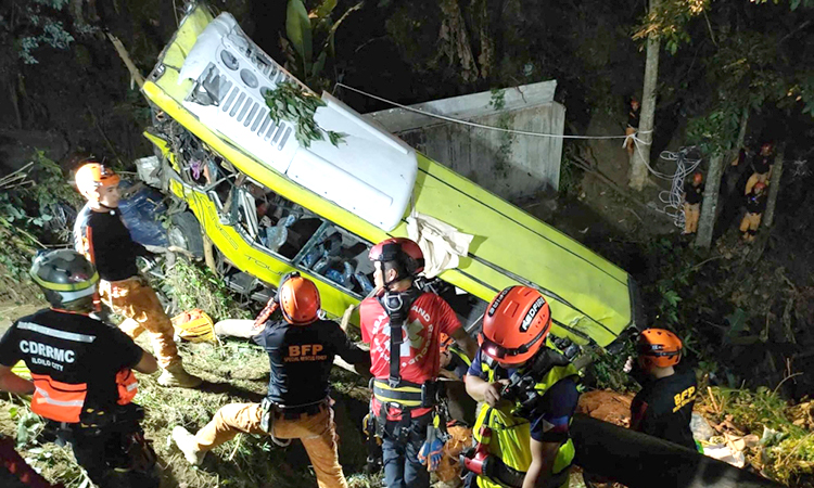 17 people killed in Philippines bus crash