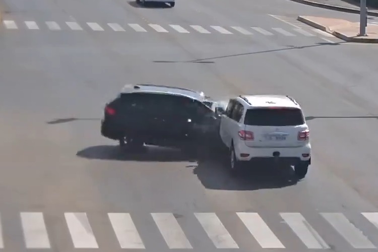 Negligent motorist causes horrific accident after jumping red light in Abu Dhabi