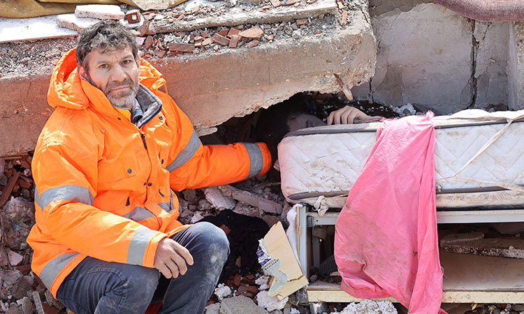 Turkish father's pain symbolises quake tragedy 