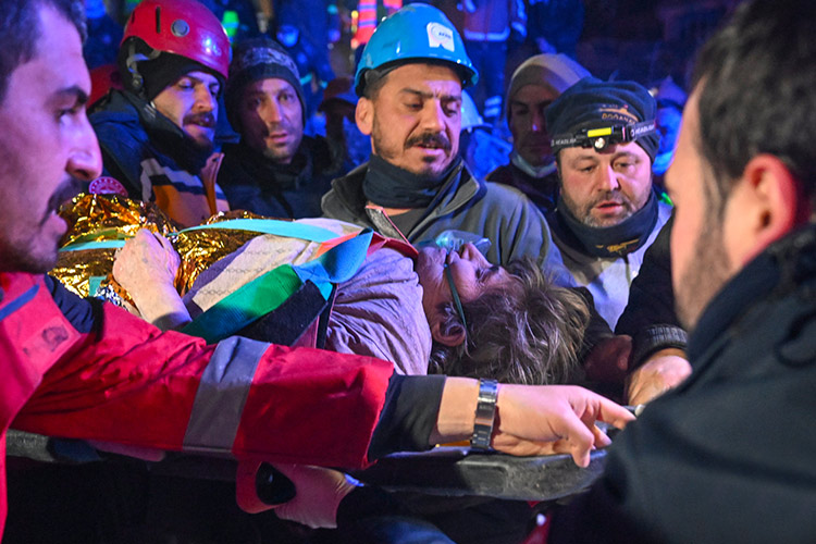 VIDEO: 77-year-old woman pulled alive from rubble after 212 hours in Turkey