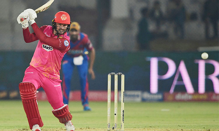 Munro and Azam power Islamabad United to 4-wicket victory over Karachi Kings