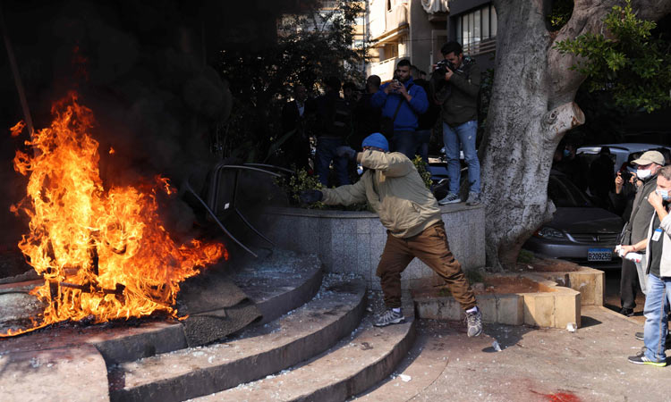 Lebanese protesters smash bank facades as crisis bites