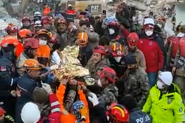 VIDEO: 45-year-old man pulled alive from rubble after 12 days in Turkey