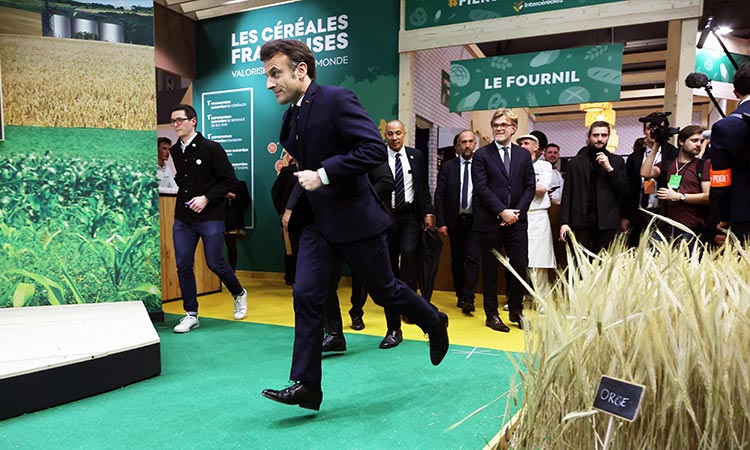 VIDEO: Climate activists manhandle Macron at agricultural fair in Paris