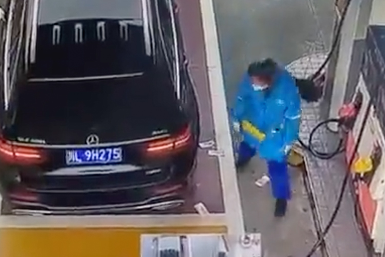 VIDEO: Mercedes owner throws money on the ground after refuelling, asks female staff to pick it up