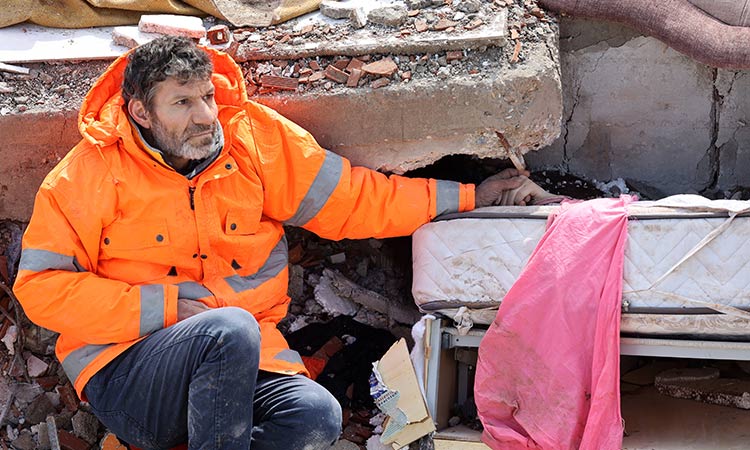 Father refuses to let go of daughter’s hand who was crushed under rubble in Turkey