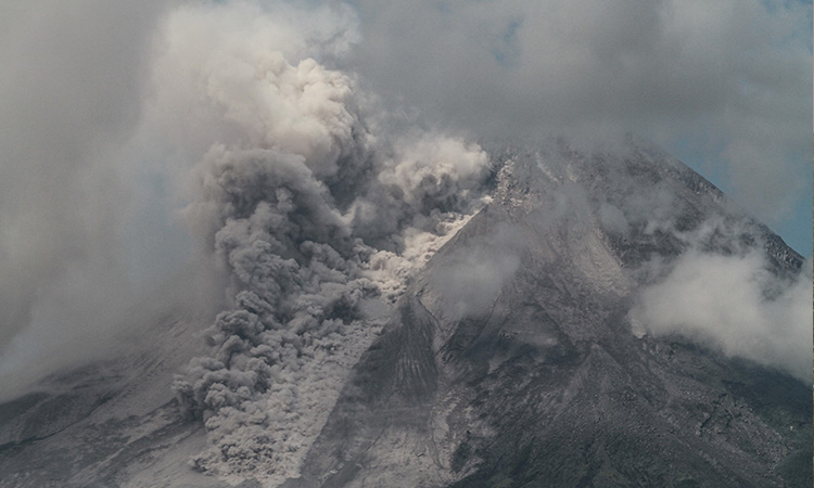 VIDEO: Indonesia’s Merapi volcano spews hot clouds in new eruption