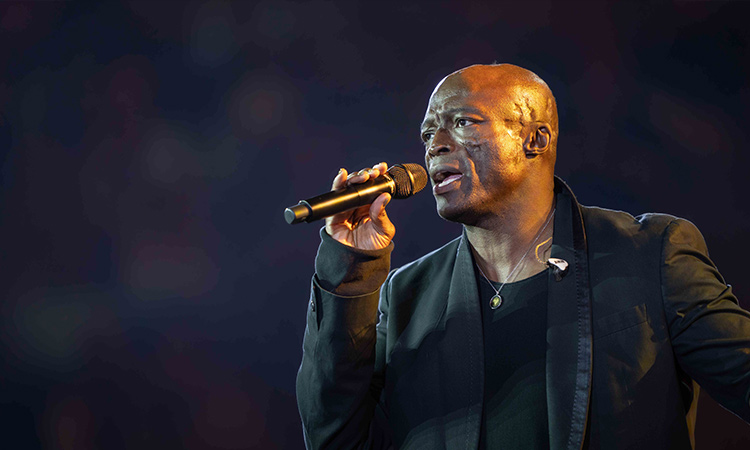 Al Majaz Amphitheatre comes alive with legendary British singer Seal’s spectacular performance