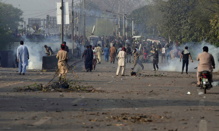 More clashes in Pakistan as police try to arrest Imran Khan