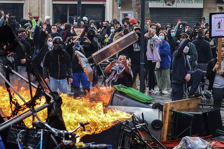 500 demonstrators arrested, hundreds of policemen wounded in France pension protests