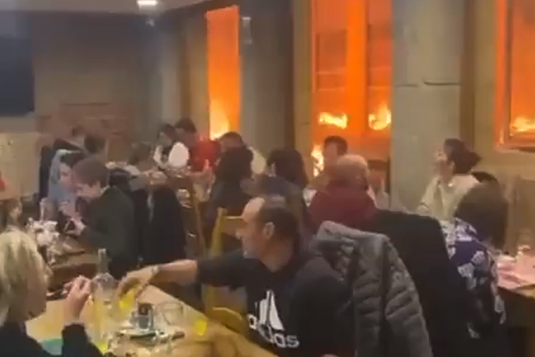 VIDEO: Diners in Paris enjoy meals as streets burn amid protests