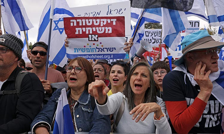 Israeli govt in chaos as judicial reform plans draw mass protests