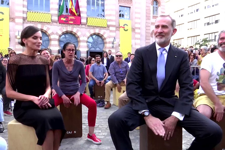 VIDEO: Spanish Queen joins musicians, King Felipe VI plays the flamenco box