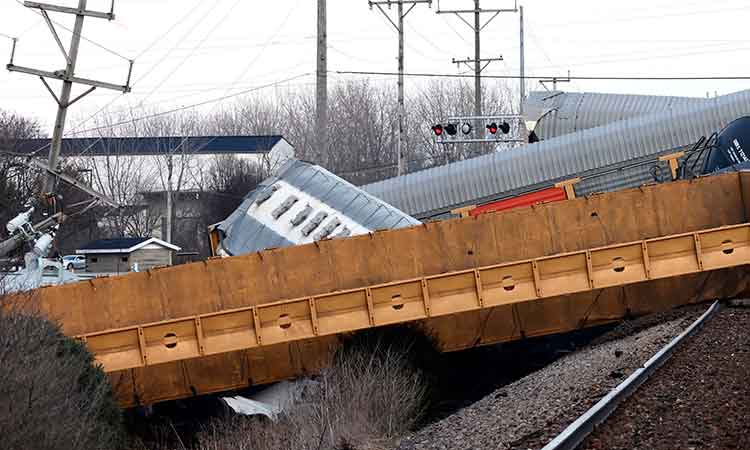 20 cars of Norfolk Southern cargo train derail in Ohio