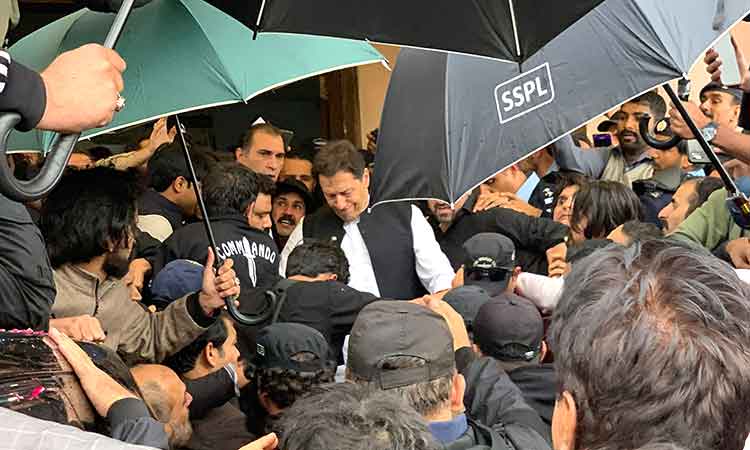 Pakistan police attempt to arrest former PM Imran Khan