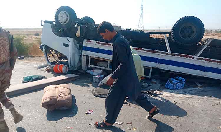 Suicide bomber kills 10 officers on Pakistan police truck