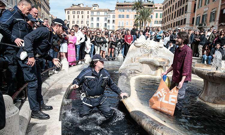 VIDEO: Climate activists pour liquid carbon into Rome’s landmark fountain 