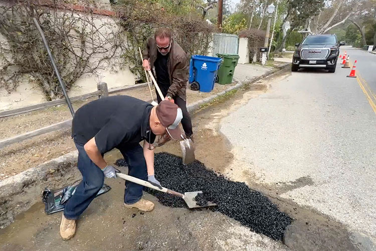 VIDEO: Fed up by Los Angeles pothole, Arnold Schwarzenegger fills it himself