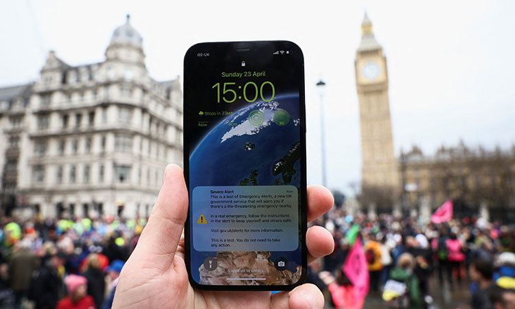 UK tests alert system on millions of phones; some get emergency message early and others don’t receive it 