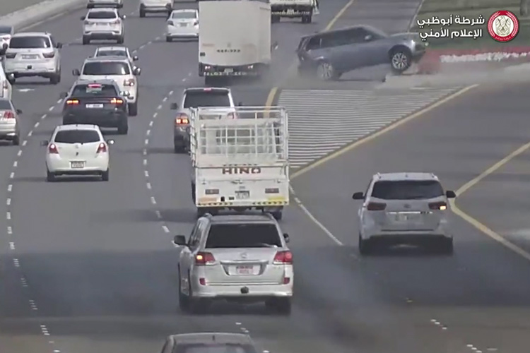 Negligent motorist changes lanes without noticing traffic, gets hit by truck in Abu Dhabi