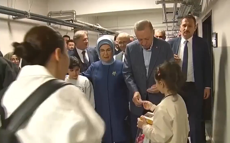 VIDEO: Erdogan gifts currency notes and toys to children before casting vote in Istanbul