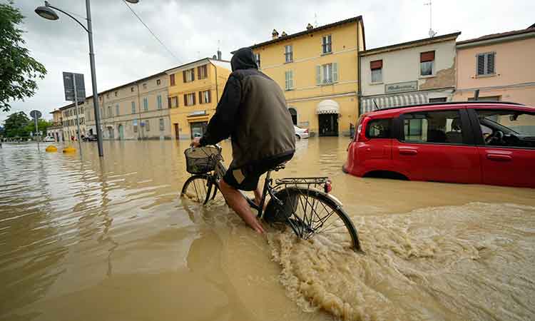 Nine dead, thousands evacuated in Italy floods