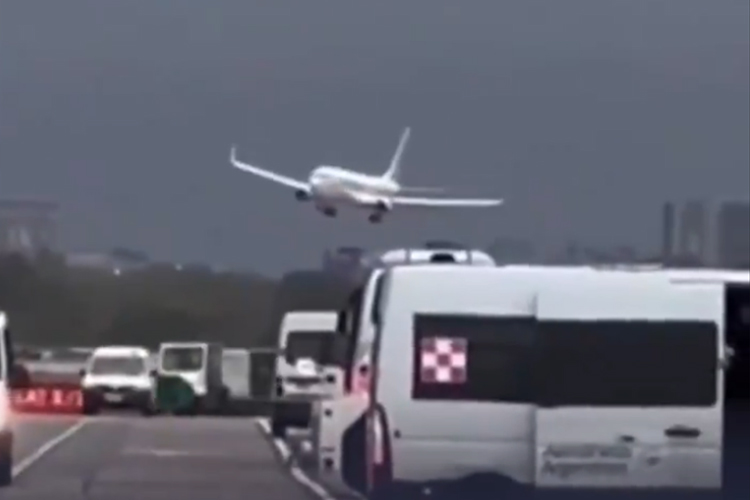 VIDEO: Argentine pilots safely land plane that almost fell on cars at tarmac