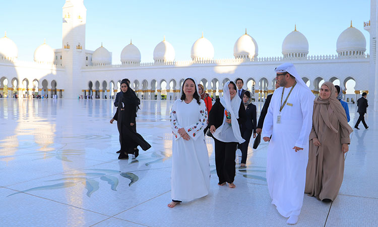 Vietnam's Vice President Vo Thi visits Sheikh Zayed Grand Mosque