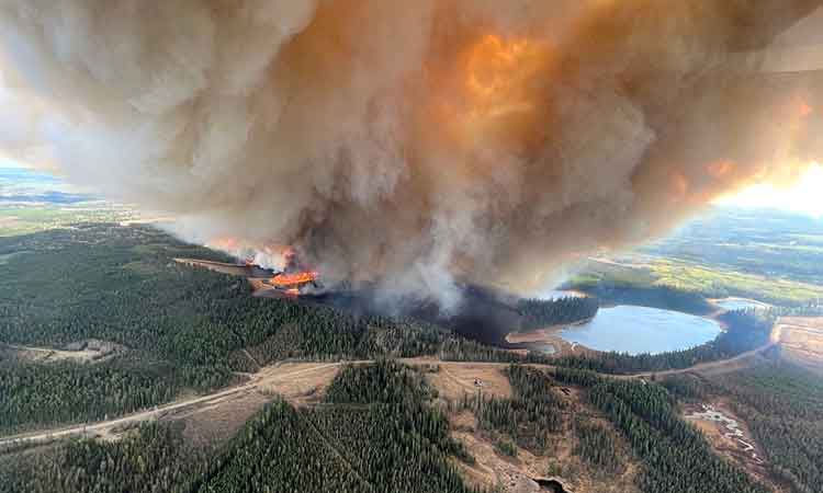 25,000 flee out-of-control wildfires in western Canada