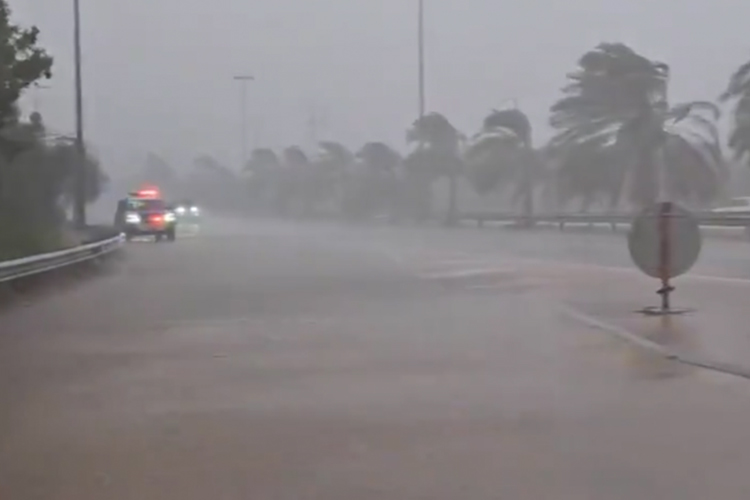 VIDEO: Heavy rain drenches several areas of Al Ain