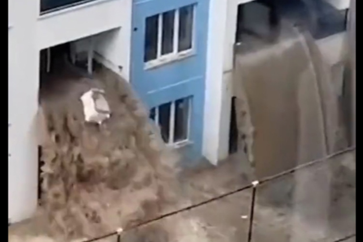 VIDEO: Flood water gushes from apartment building in Ankara after heavy rain