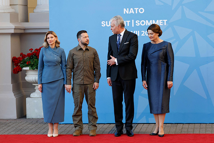 VIDEO: Zelensky faces embarrassing situation with wife Olena during Nato photoshoot