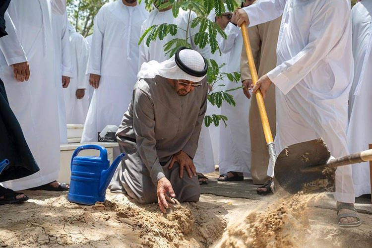 UAE President Sheikh Mohamed performs the burial rites of Sheikh Saeed Bin Zayed