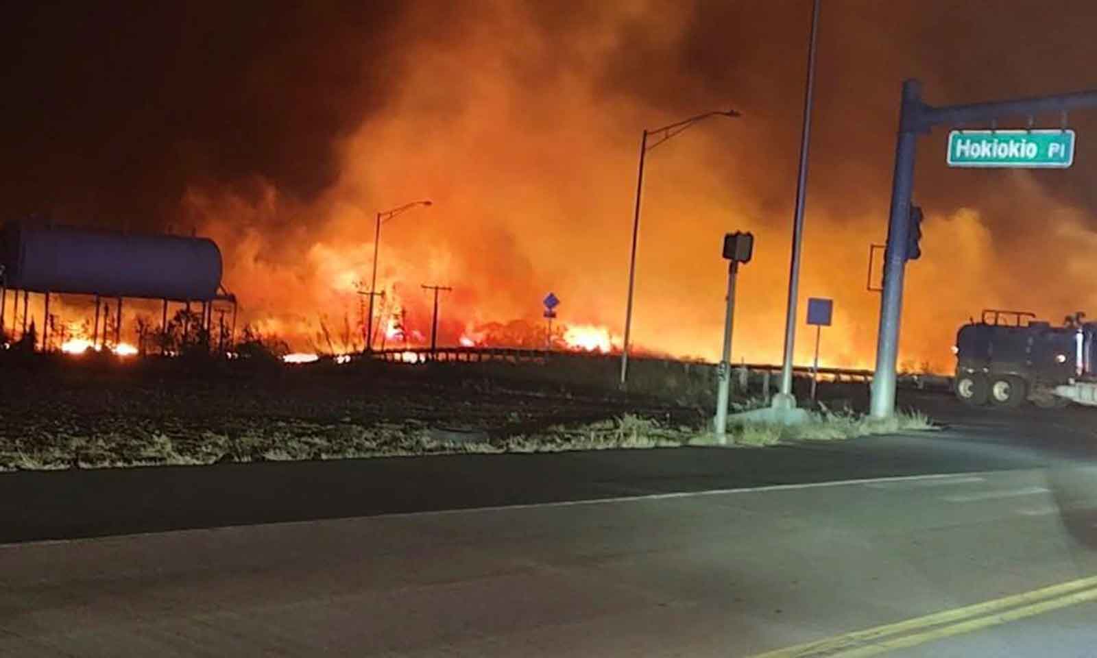 Panicky residents jump into ocean to escape wildfire in Hawaiian town